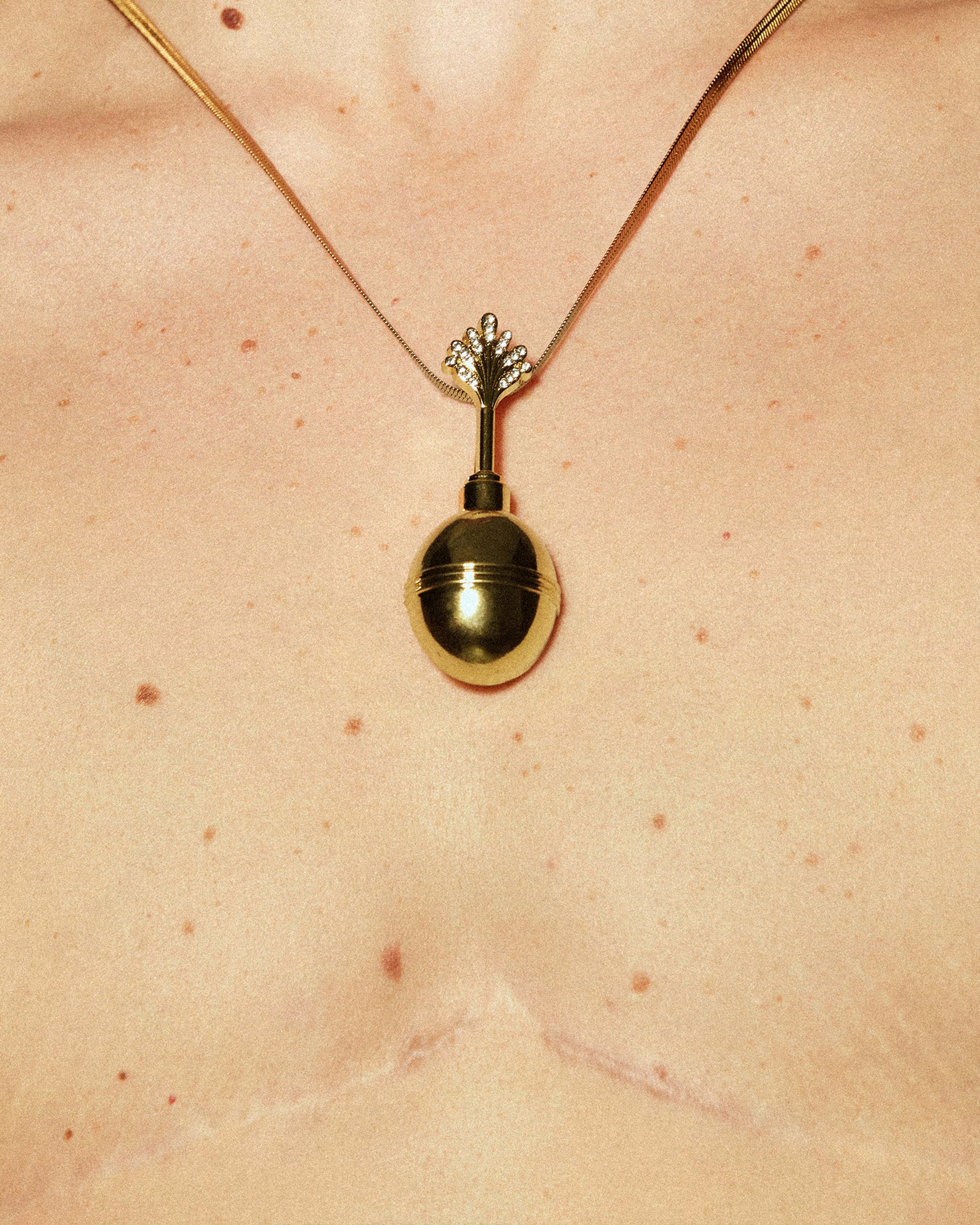 DOUCHE BROOCH